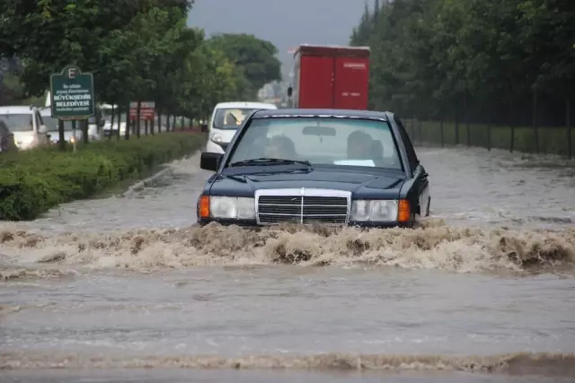 Eskişehir'de sağanak yağış sonucu yollar göle döndü