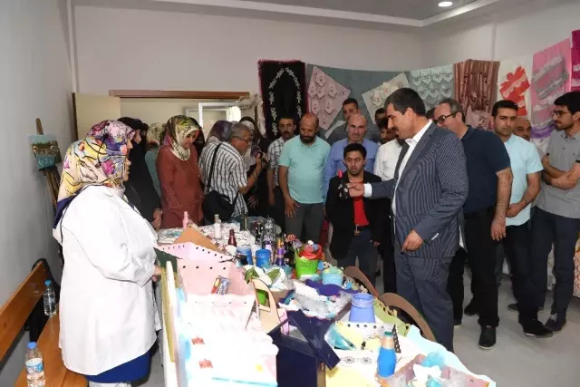 Kadınların bilgi evlerinde yaptığı ürünler görücüye çıktı