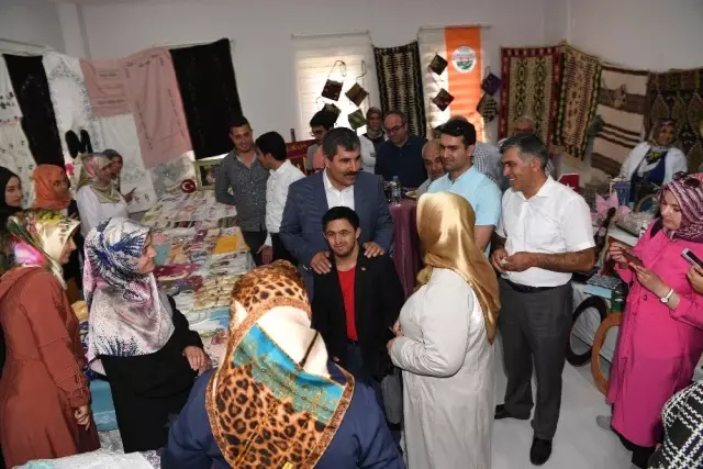 Kadınların bilgi evlerinde yaptığı ürünler görücüye çıktı