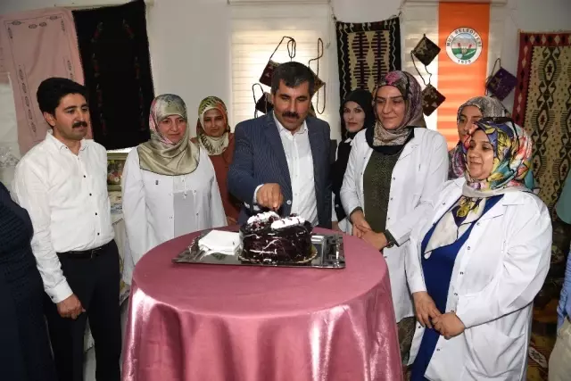 Kadınların bilgi evlerinde yaptığı ürünler görücüye çıktı