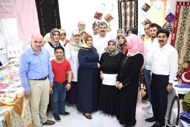 Kadınların bilgi evlerinde yaptığı ürünler görücüye çıktı
