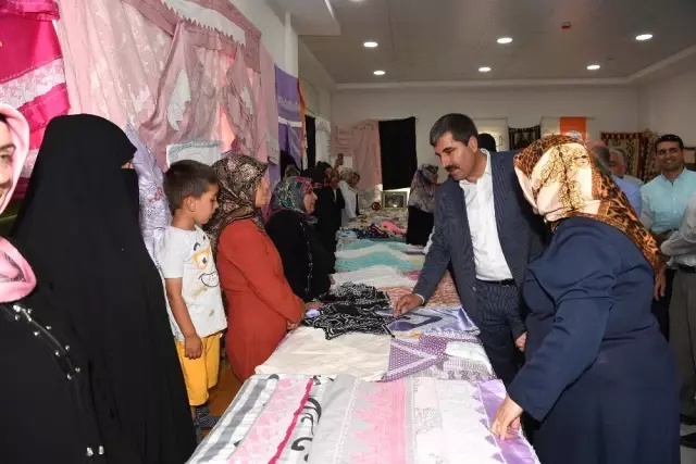 Kadınların bilgi evlerinde yaptığı ürünler görücüye çıktı
