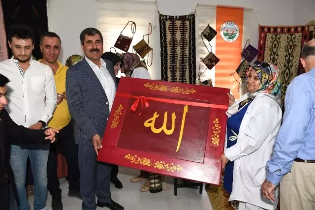 Kadınların bilgi evlerinde yaptığı ürünler görücüye çıktı