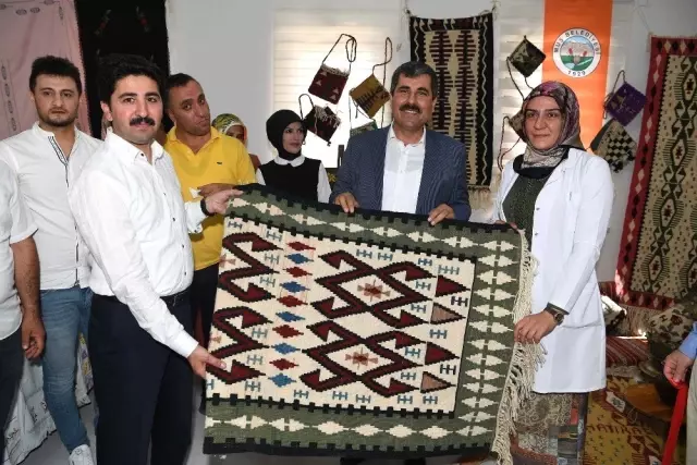Kadınların bilgi evlerinde yaptığı ürünler görücüye çıktı