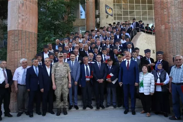 Kıbrıs gazilerine 45 yıl sonra madalya ve beratları tevdi edildi Kıbrıs gazilerine 45 yıl sonra madalya ve beratları tevdi edildi