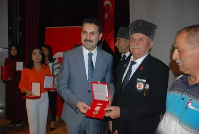 Kıbrıs gazilerine 45 yıl sonra madalya ve beratları tevdi edildi Kıbrıs gazilerine 45 yıl sonra madalya ve beratları tevdi edildi
