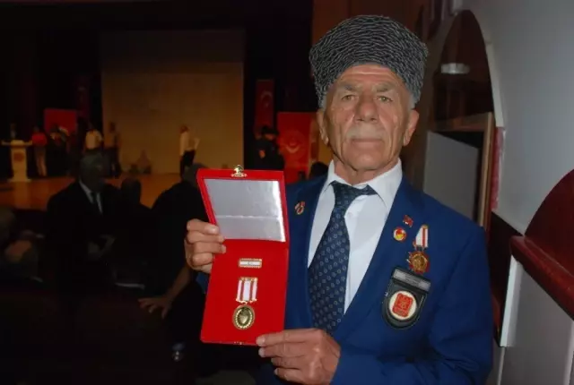 Kıbrıs gazilerine 45 yıl sonra madalya ve beratları tevdi edildi Kıbrıs gazilerine 45 yıl sonra madalya ve beratları tevdi edildi