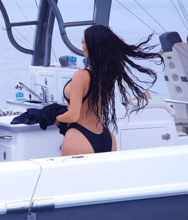 Kim Kardashian, cesur mayokinisiyle tüm dikkatleri üzerine çekti