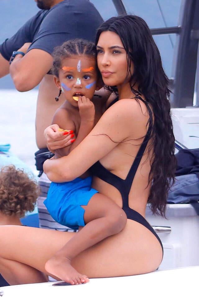 Kim Kardashian, cesur mayokinisiyle tüm dikkatleri üzerine çekti