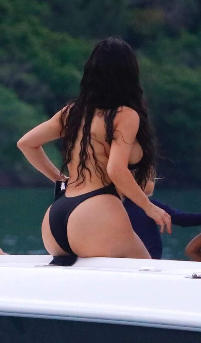 Kim Kardashian, cesur mayokinisiyle tüm dikkatleri üzerine çekti