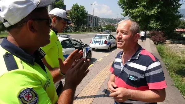 Kırmızıda geçtiği için ceza kesilen yayalarla polis arasında ilginç diyaloglar yaşandı