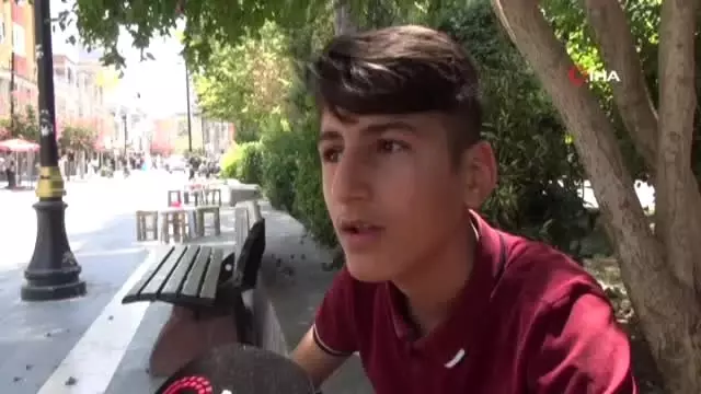 Köyden topladıkları maydanozları satıp harçlıklarını çıkarıyorlar Köyden topladıkları maydanozları satıp harçlıklarını çıkarıyorlar