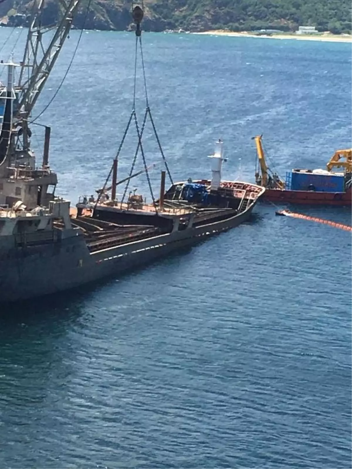 Marmara Adası açığında gemi, ekipler tarafından çıkarıldı