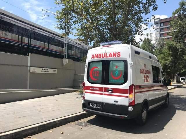 Marmaray arıza yaptı, fenalık geçiren yolcular trenden inip raylar üzerinde yürüdü