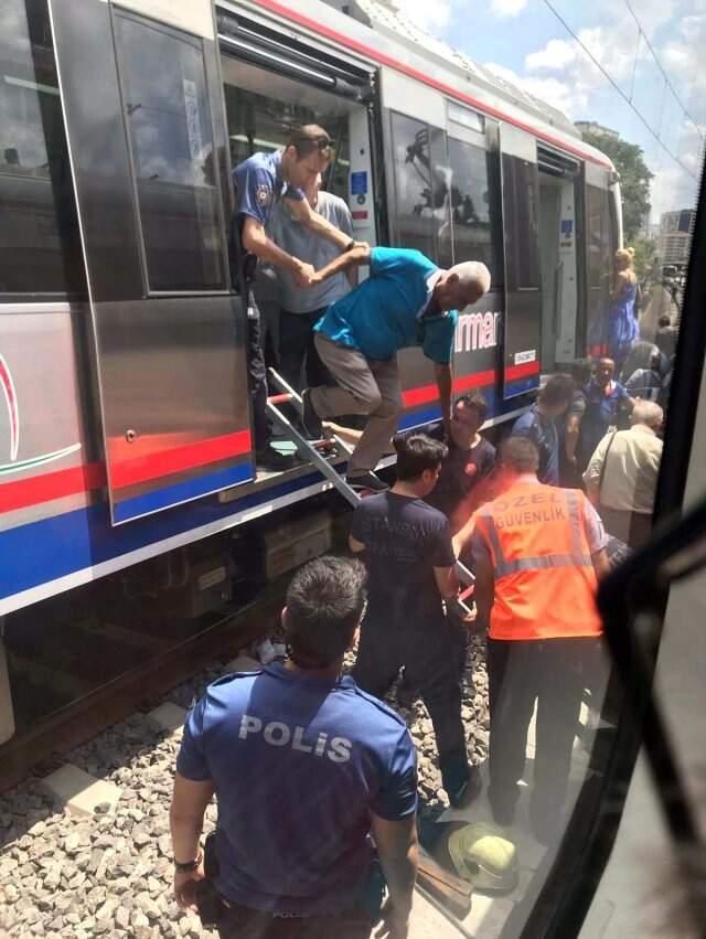Marmaray arıza yaptı, fenalık geçiren yolcular trenden inip raylar üzerinde yürüdü