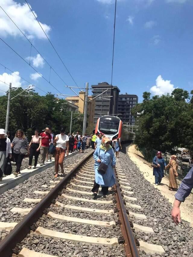 Marmaray arıza yaptı, fenalık geçiren yolcular trenden inip raylar üzerinde yürüdü