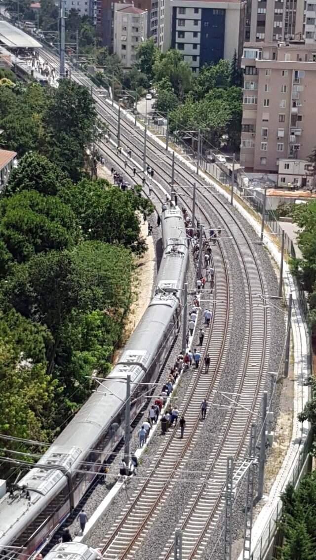 Marmaray arıza yaptı, fenalık geçiren yolcular trenden inip raylar üzerinde yürüdü