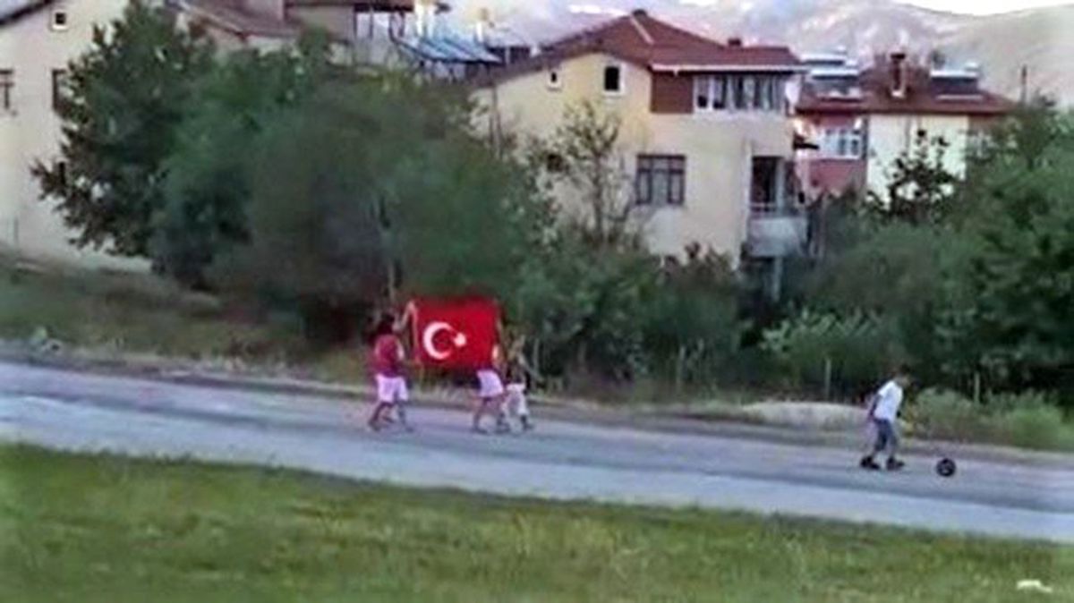 Miniklerin, 'şehitler ölmez vatan bölünmez' sloganı atarak yürüdüğü anlar izleyenleri duygulandırdı