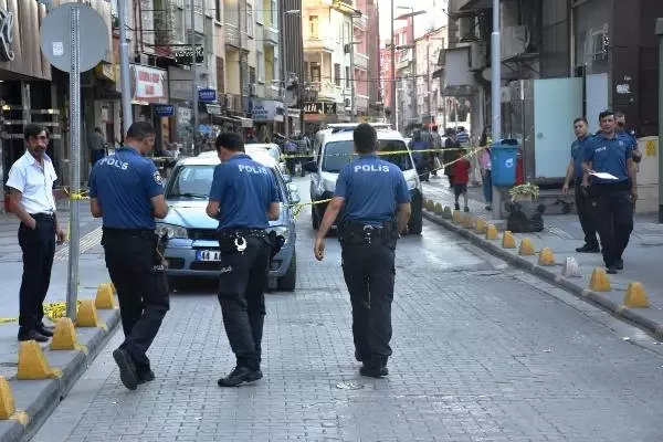 Silahlı kavgada, yoldan geçen kişi vuruldu