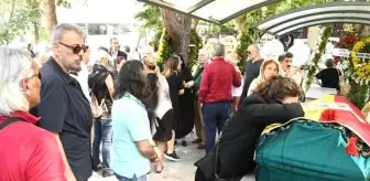 Selen Görgüzel: Tabut başında fotoğraf çektiren Selen Görgüzel, eleştirilere ateş püskürdü Selen Görgüzel: Tabut başında fotoğraf çektiren Selen Görgüzel, eleştirilere ateş püskürdü