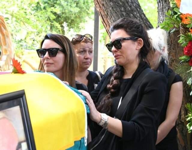 Tabut başında fotoğraf çektiren Selen Görgüzel, eleştirilere ateş püskürdü