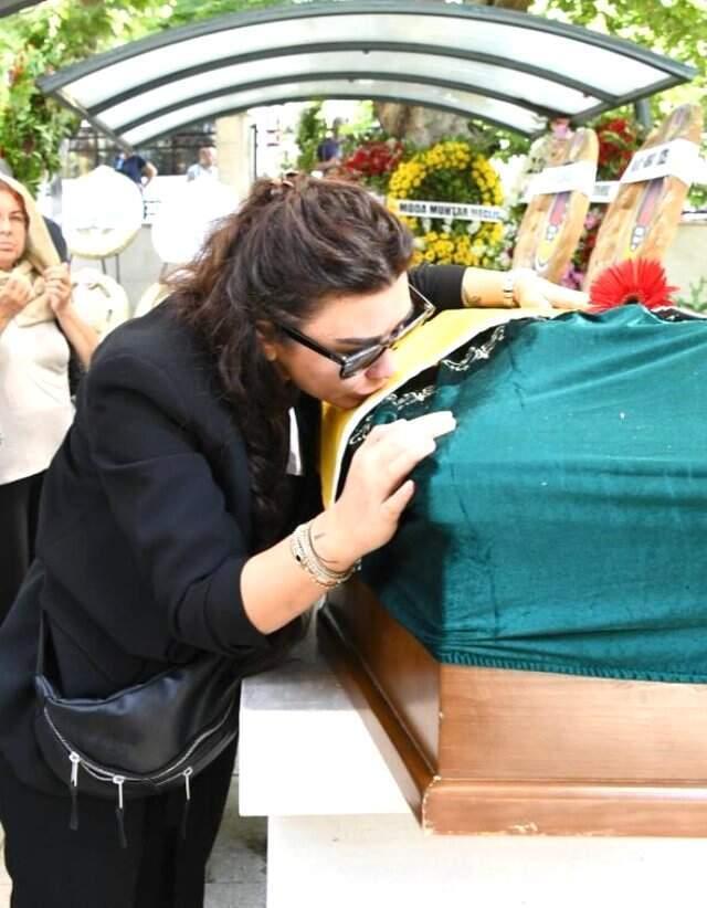 Tabut başında fotoğraf çektiren Selen Görgüzel, eleştirilere ateş püskürdü