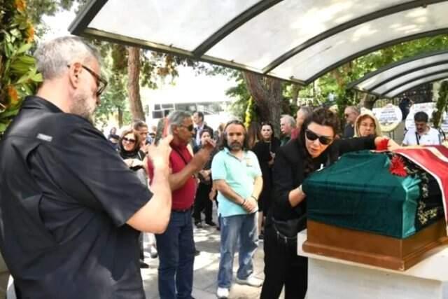 Tabut başında fotoğraf çektiren Selen Görgüzel, eleştirilere ateş püskürdü