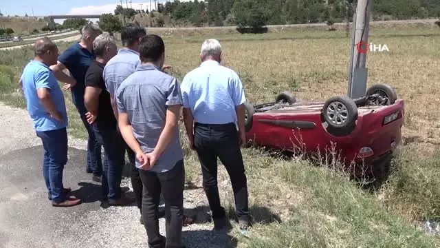 Ters devrilen otomobilden yara almadan kurtuldu