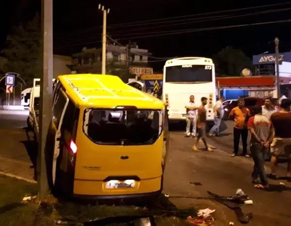 Tur midibüsüyle minibüs taksi çarpıştı: 1 ölü, 7 yaralı