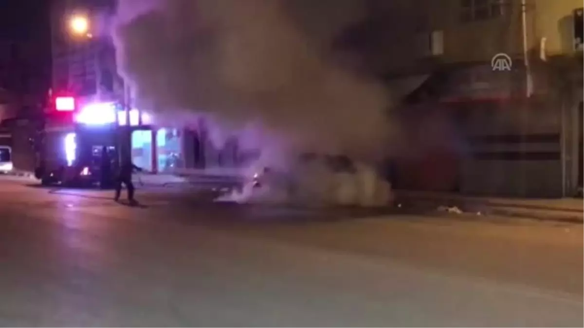 Adana'da park halindeki otomobil yandı