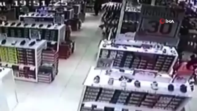AVM'deki mağazada bebek pusetinden 20 bin lira çalan hırsızlar kamerada