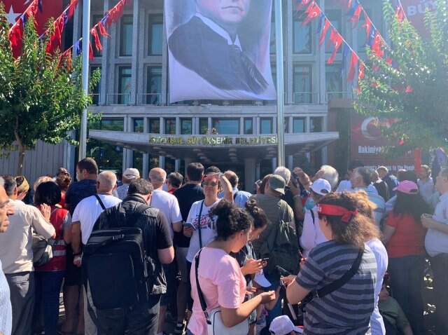 Binlerce kişi Saraçhane'de İmamoğlu'nu bekliyor