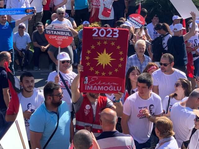 Binlerce kişi Saraçhane'de İmamoğlu'nu bekliyor