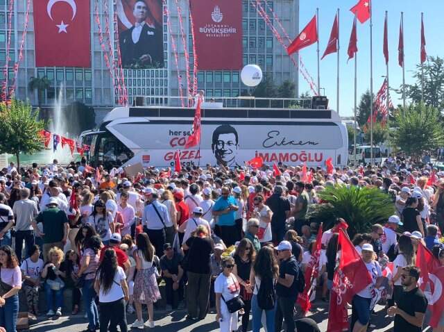 Binlerce kişi Saraçhane'de İmamoğlu'nu bekliyor