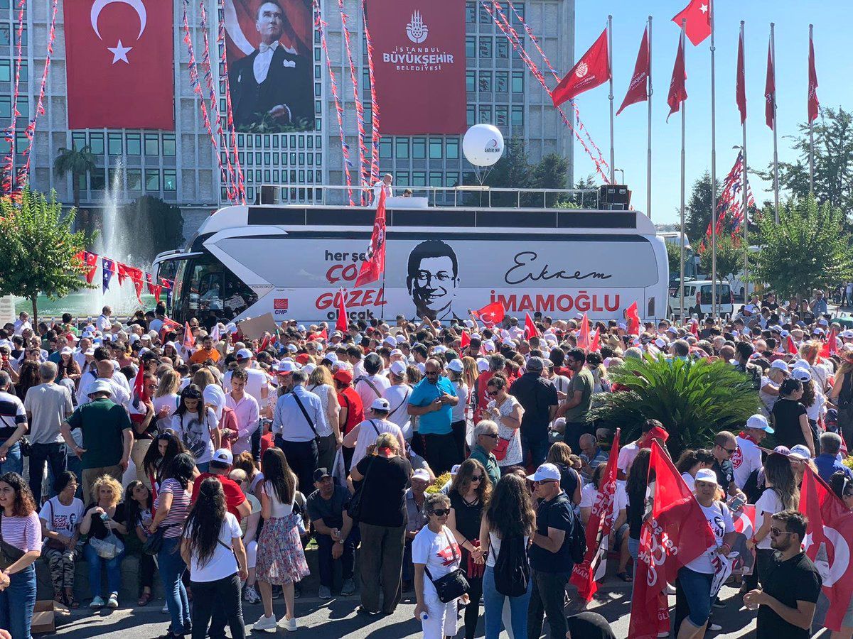 Saraçhane'de İmamoğlu'na renkli karşılama