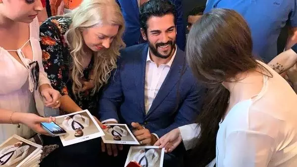 Burak Özçivit'e Romanya'da yoğun ilgi Burak Özçivit'e Romanya'da yoğun ilgi
