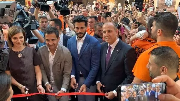 Burak Özçivit'e Romanya'da yoğun ilgi Burak Özçivit'e Romanya'da yoğun ilgi