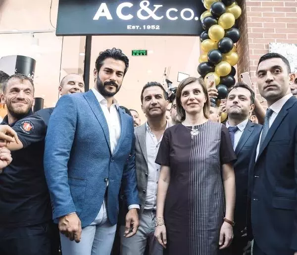 Burak Özçivit'e Romanya'da yoğun ilgi Burak Özçivit'e Romanya'da yoğun ilgi