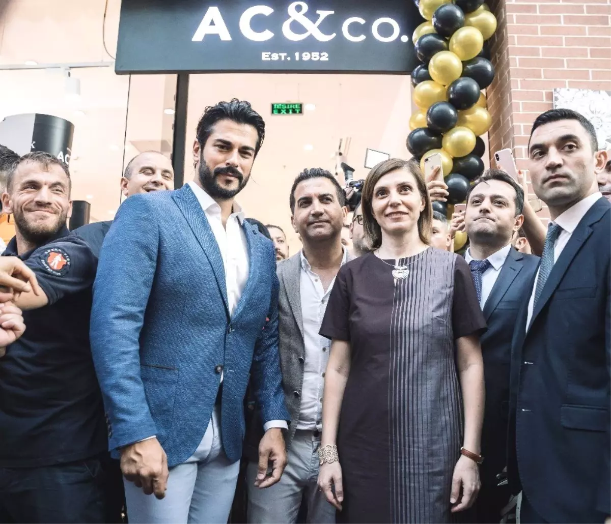 Burak Özçivit, Romanya'da hayranlarıyla buluştu