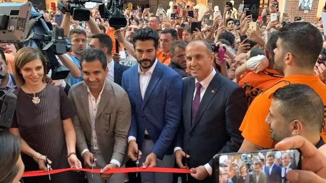 Burak Özçivit, Romanya'da hayranlarıyla buluştu Burak Özçivit, Romanya'da hayranlarıyla buluştu