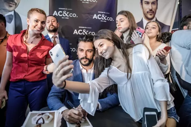 Burak Özçivit, Romanya'da hayranlarıyla buluştu
