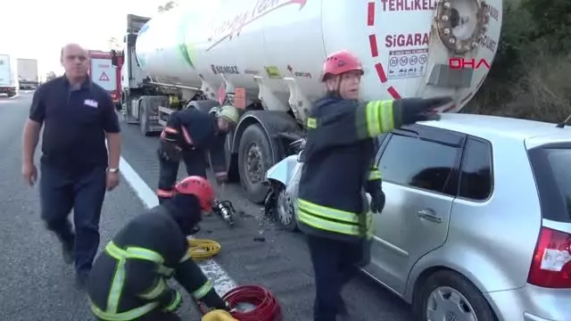 DÜZCE Tankere çarpan otomobilin sürücüsü öldü, oğlu yaralı DÜZCE Tankere çarpan otomobilin sürücüsü öldü, oğlu yaralı