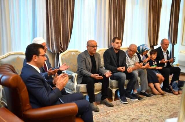 Ekrem İmamoğlu'ndan İBB makamında dua ederek göreve başladı!