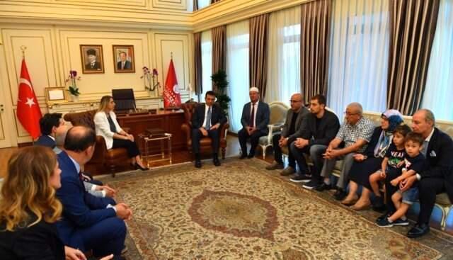 Ekrem İmamoğlu'ndan İBB makamında dua ederek göreve başladı!