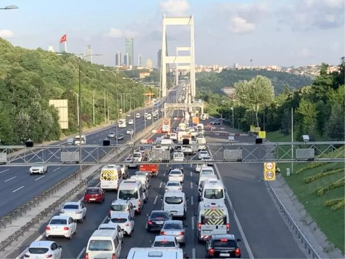 FSM'de 4 şerit kapatıldı, trafik oluştu