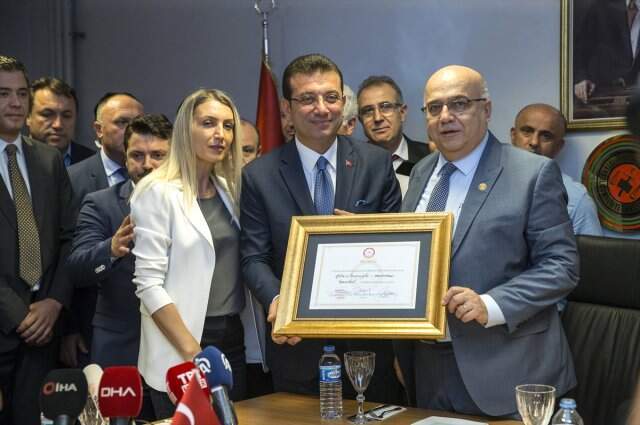 İstanbul Büyükşehir Belediye Başkanı Ekrem İmamoğlu, mazbatasını aldı