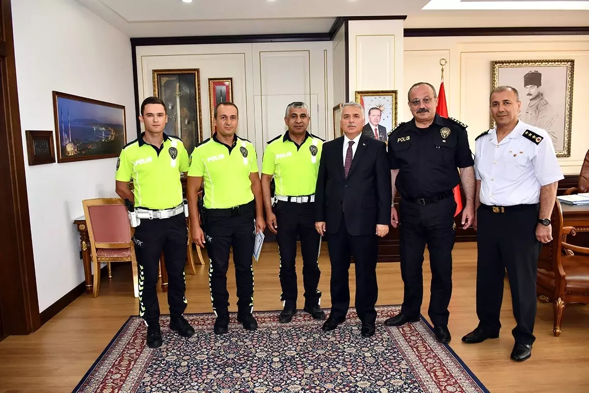 Öğrenciyi sınava yetiştiren polislere ödül