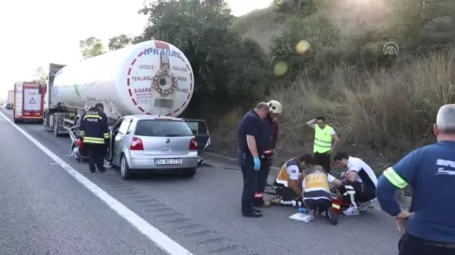Otomobil, park halindeki LPG yüklü tankere çarptı: 1 ölü, 1 yaralı - DÜZCE Otomobil, park halindeki LPG yüklü tankere çarptı: 1 ölü, 1 yaralı - DÜZCE