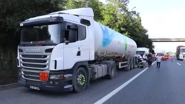 Otomobil, park halindeki LPG yüklü tankere çarptı: 1 ölü, 1 yaralı - DÜZCE Otomobil, park halindeki LPG yüklü tankere çarptı: 1 ölü, 1 yaralı - DÜZCE