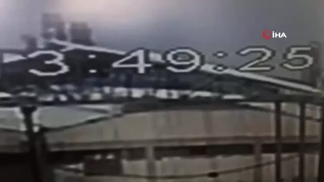Rüzgar çatıdaki ustayı böyle uçurdu, korku dolu anlar kamerada